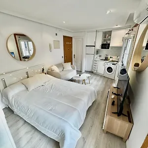Lovely Balcony Center Apartment