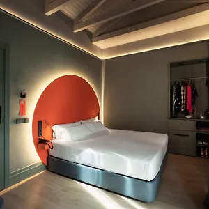 Chic & Basic Dot Hotel