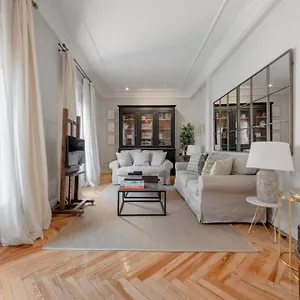 Spacious Bright- 2bd 2bth- Recoletos