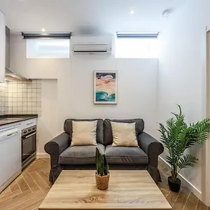 Urban Tranquility In - Ideal For Couples Apartment