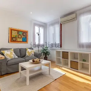Charming, Bright And Apartment Madrid