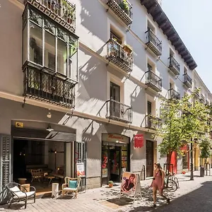 Explore From A Warm With Patio At A Newly Refurbished Manorial Building Apartment *