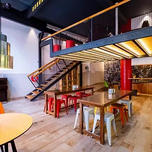 Far Bernabeu Hostel