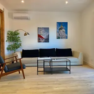 Cozy & Stylish Apartment In The Center