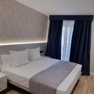 Ch La Petite Maison - Boutique - Pensión Madrid