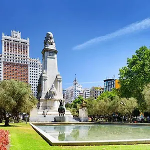 Punta Me Super Located In Plaza Espana Madrid