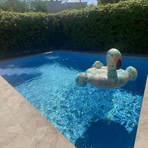 Space In The With Poll Near Golf In Homestay