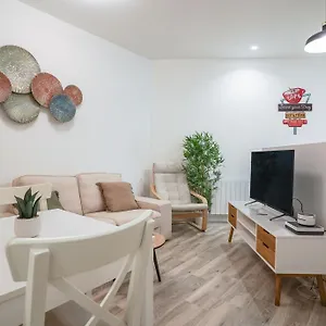Modern And Cozy-3 Bedrooms 1 Bathroom-delicias