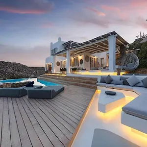 Villa Stunning Surrounded By Lush Greenery Madrid