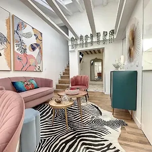 Apartment Chic Penthouse With Urban Charm & Rooftop *