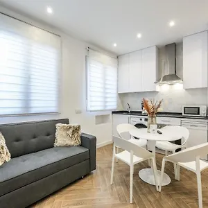 Urban Tranquility In With Modern Comforts Apartment *