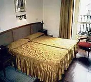 Paris Hotel 2*